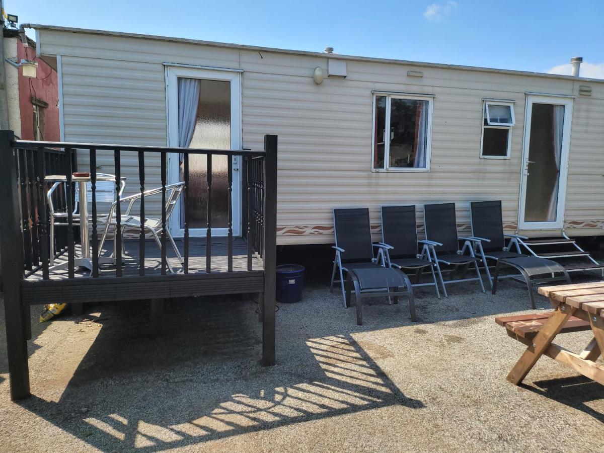 The Jackdaw Pub Self Catering Static Caravan Free Breakfast Supplied Bed & Breakfast Tadcaster Exterior photo